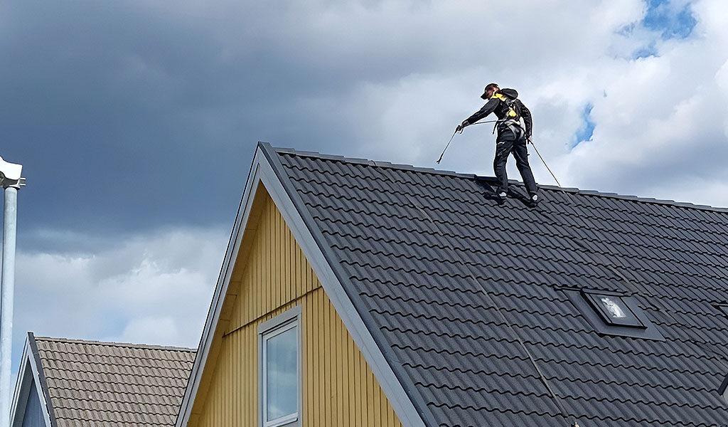 En person som städar ett tak.