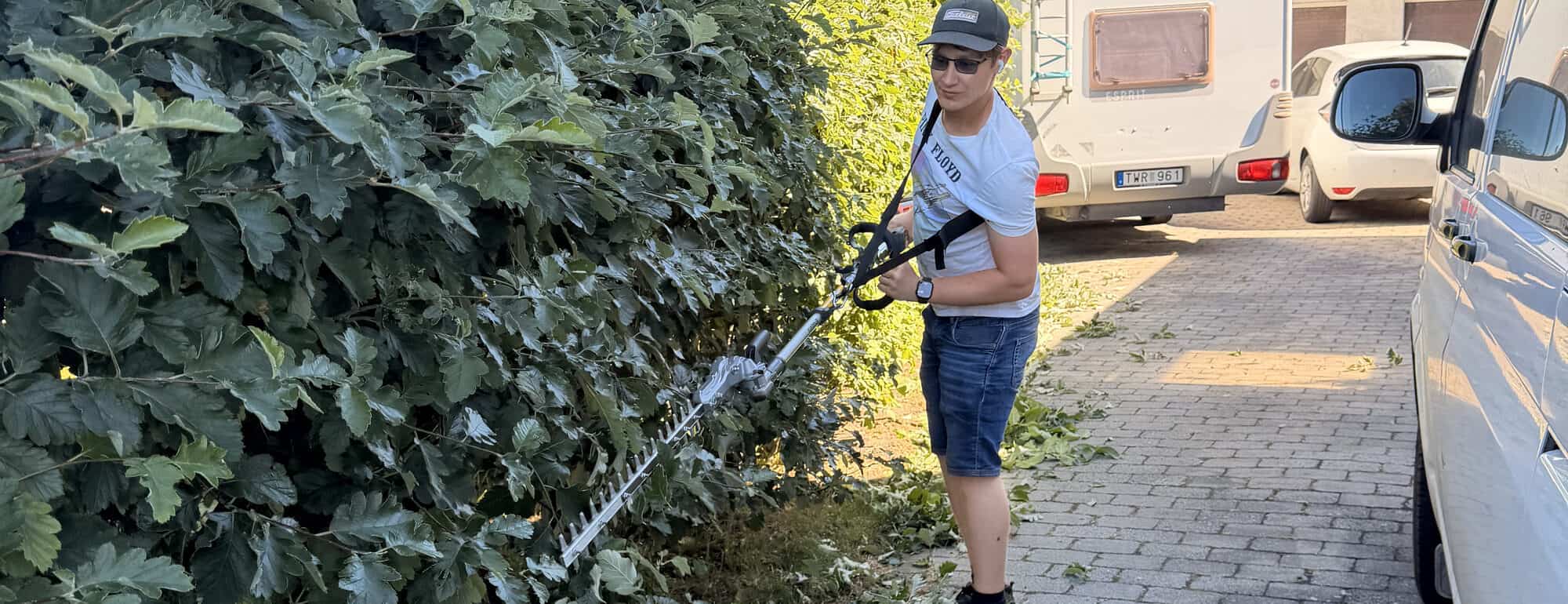 Rutly arbetar i en trädgård hos kund i Skåne